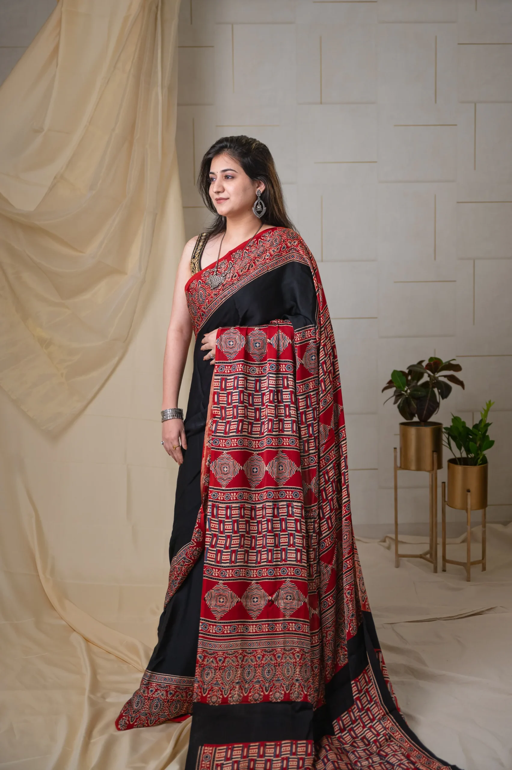 Phulari-150_0f0a0cb9-ee5c-433c-8960-e6a47778662d Contemporary Elegance Modal Silk Saree - Image 1