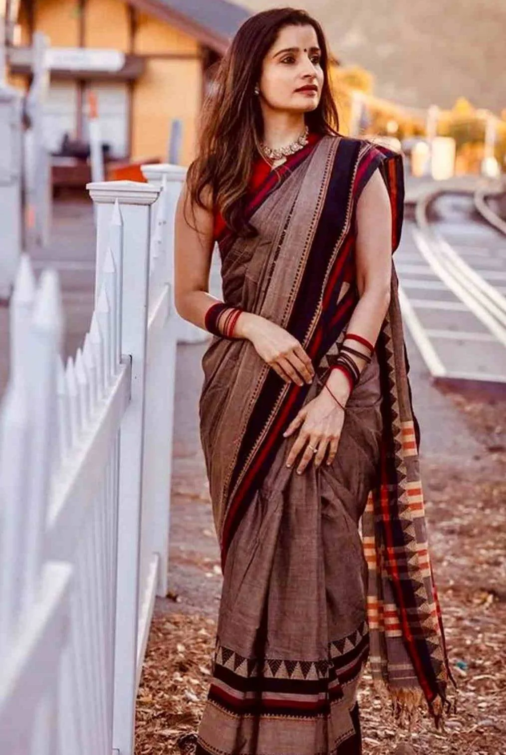 WhatsApp_Image_2025-01-29_at_12.09.46_AM_1_bcfc3c82-e07a-4652-980f-f3c09e650090 Classic Border Handloom Saree - Image 1